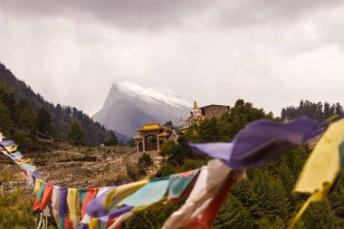 Manaslu bölgesinde Himalayalar 'da bir köy ve manastır manzarası