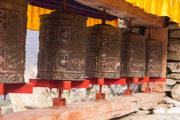 Красочные Молитвенные Барабаны Тропе Гималаях Крупным Планом — стоковое фото