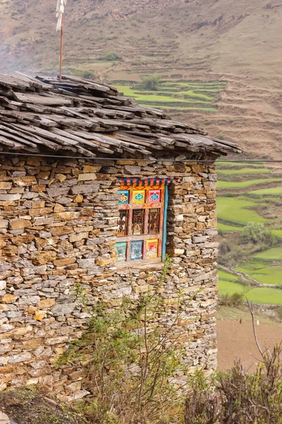Himalayalar 'ın Manaslu bölgesinde güzel boyanmış pencereli taş bir ev.