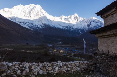 Manaslu bölgesinde Himalayalar 'ın arka planına karşı büyük bir yerleşim yeri