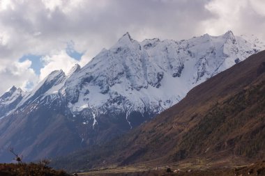 Himalayalar 'ın Manaslu bölgesindeki vadi ve dağ tepeleri manzaralı.