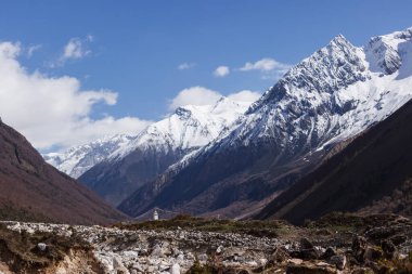 Himalayalar 'ın Manaslu bölgesindeki vadi ve dağ tepeleri manzaralı.