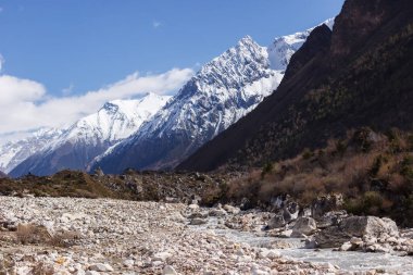 Himalayalar 'ın Manaslu bölgesindeki vadi ve dağ tepeleri manzaralı.