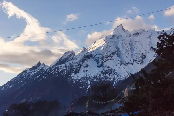 Schneebedeckte Berggipfel Morgengrauen Manaslu Himalaya — Stockfoto
