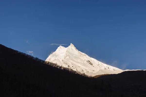 Manaslu Himalayaları Nda Şafakla Aydınlanan Karla Kaplı Dağ Zirveleri — Stok fotoğraf