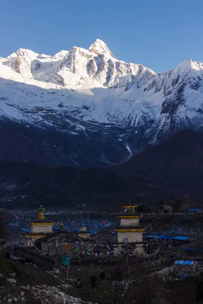 Manaslu bölgesinde Himalayalar 'ın arka planına karşı büyük bir yerleşim yeri