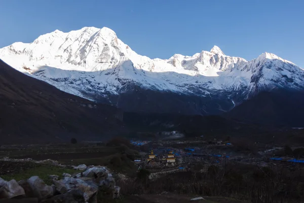 Een Grote Nederzetting Regio Manaslu Tegen Achtergrond Van Himalaya — Stockfoto