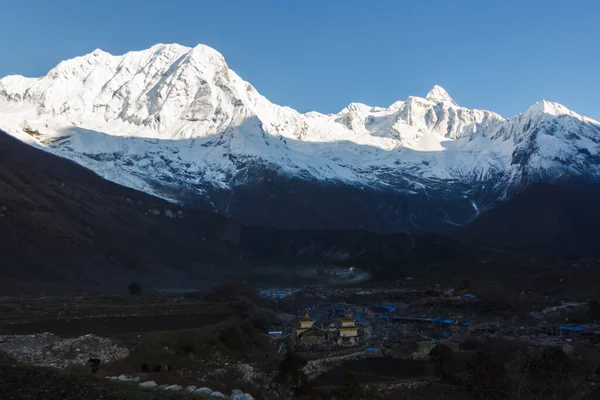 Stor Bosättning Manaslu Regionen Mot Bakgrund Himalaya — Stockfoto