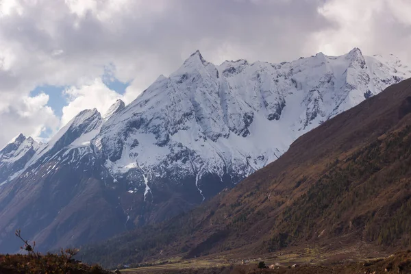 Himalayalar Manaslu Bölgesindeki Vadi Dağ Tepeleri Manzaralı — Stok fotoğraf