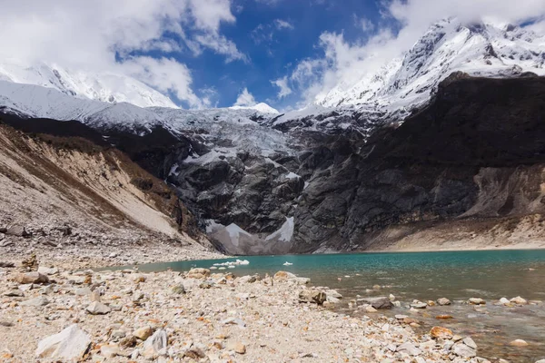 Himalayalar 'ın Manaslu bölgesinde Dağ Gölü