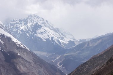 Himalayalar 'ın Manaslu bölgesindeki vadi ve dağ tepeleri manzaralı.