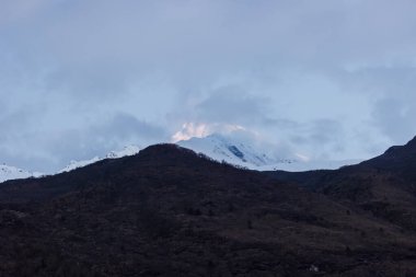 Manaslu Himalayaları 'nda şafakla aydınlanan karla kaplı dağ zirveleri.