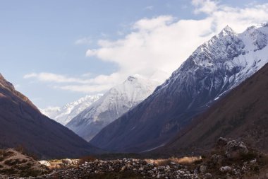 Himalayalar 'ın Manaslu bölgesindeki vadi ve dağ tepeleri manzaralı.
