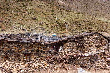 Himalayalar 'ın Manaslu bölgesindeki taştan evler.