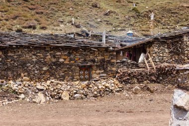 Himalayalar 'ın Manaslu bölgesindeki taştan evler.