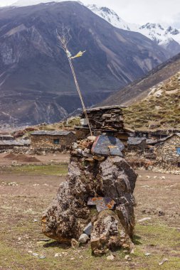 Himalayalar 'ın Manaslu bölgesinde bir vadide dekore edilmiş bir cairn.