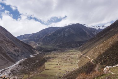 Himalayalar 'ın Manaslu bölgesindeki vadi ve dağ tepeleri manzaralı.