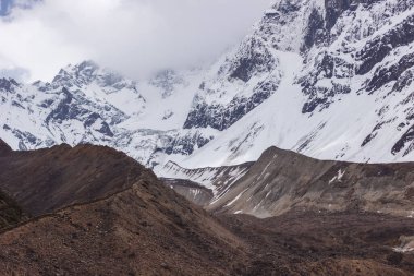 Himalayalar 'ın Manaslu bölgesindeki vadi ve dağ tepeleri manzaralı.