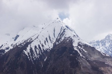 Himalayalar 'ın Manaslu bölgesindeki vadi ve dağ tepeleri manzaralı.