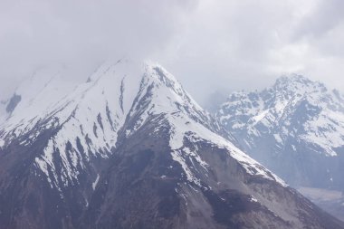 Himalayalar 'ın Manaslu bölgesindeki vadi ve dağ tepeleri manzaralı.