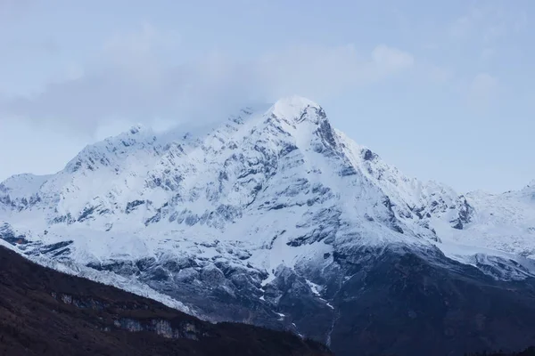 Sneklædte Bjergtinder Oplyst Ved Daggry Manaslu Himalaya - Stock-foto