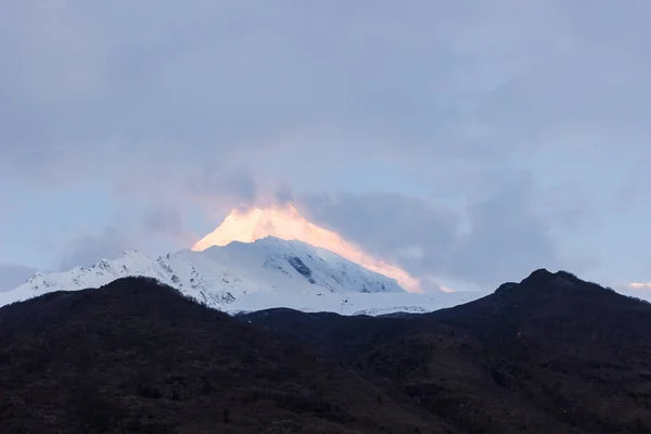 Snow Capped Mountain Peaks Illuminated Dawn Manaslu Himalayas — Stock Photo, Image