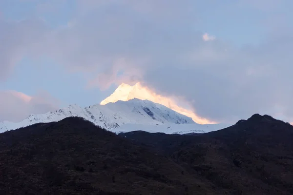 马那斯卢喜马拉雅山黎明时分 白雪覆盖的山峰闪烁着光芒 — 图库照片