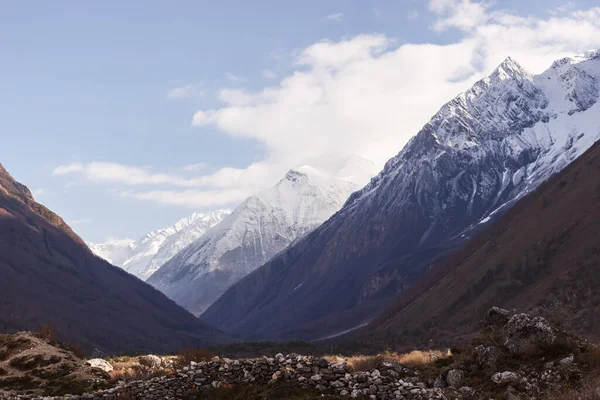 Himalayalar 'ın Manaslu bölgesindeki vadi ve dağ tepeleri manzaralı.