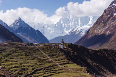 Himalayalar 'ın Manaslu bölgesindeki vadi ve dağ tepeleri manzaralı.