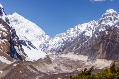 Manaslu bölgesinde dağlık tepeler karla kaplı
