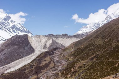 Manaslu bölgesinde dağlık tepeler karla kaplı