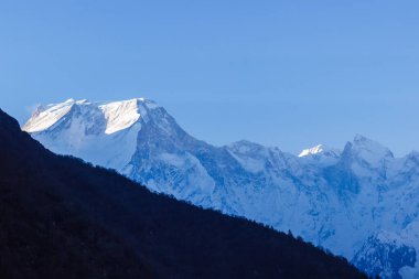 Himalayalar 'ın Manaslu bölgesinde şafak vakti karlı dağ zirveleri