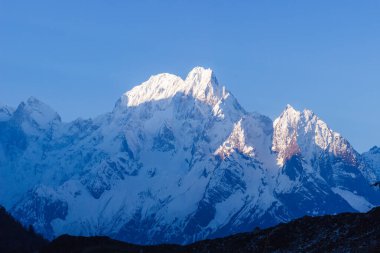 Himalayalar 'ın Manaslu bölgesinde şafak vakti karlı dağ zirveleri
