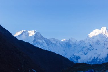 Himalayalar 'ın Manaslu bölgesinde şafak vakti karlı dağ zirveleri