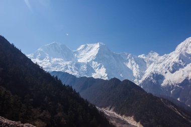 Himalayalar 'ın Manaslu bölgesinde karlı dağ zirveleri