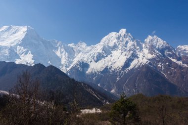 Himalayalar 'ın Manaslu bölgesinde karlı dağ zirveleri
