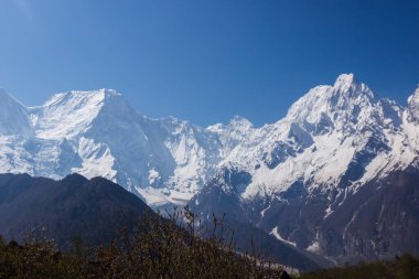 Himalayalar 'ın Manaslu bölgesindeki karlı dağ zirvelerinin manzarası