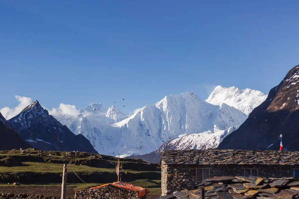 Häuser Vor Der Kulisse Schneebedeckter Berge Himalaya — Stockfoto