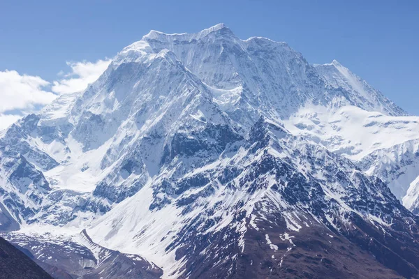 Manaslu bölgesinde dağlık tepeler karla kaplı