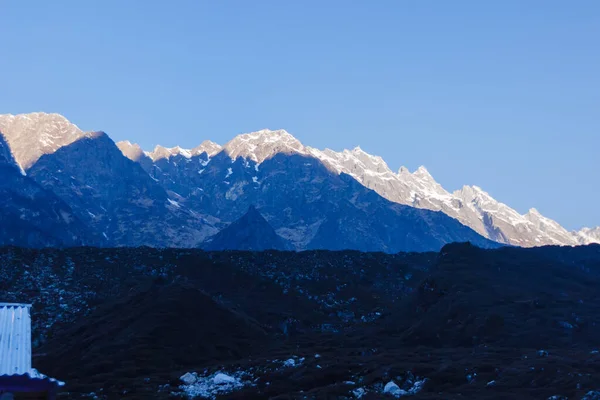 ヒマラヤマナスル地方の夜明けの雪の山のピーク — ストック写真