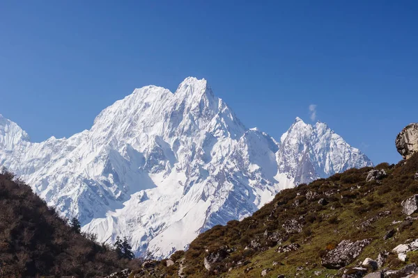 Himalayalar Manaslu Bölgesinde Karlı Dağ Zirveleri — Stok fotoğraf