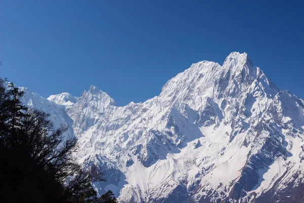 Himalayalar Manaslu Bölgesinde Karlı Dağ Zirveleri — Stok fotoğraf