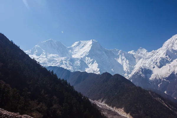 Himalayalar 'ın Manaslu bölgesinde karlı dağ zirveleri