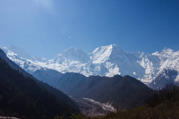 Himalayalar 'ın Manaslu bölgesinde karlı dağ zirveleri
