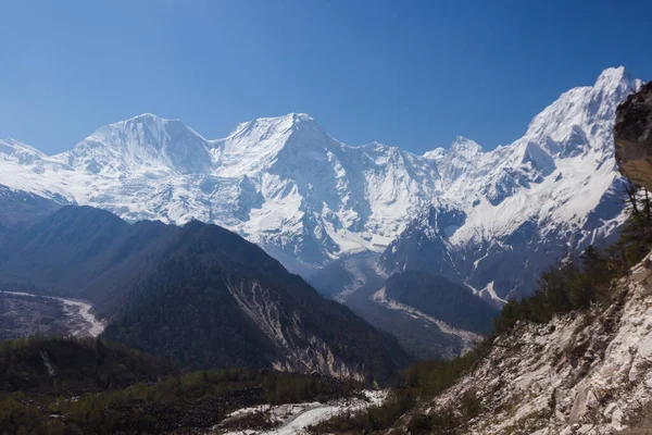 Himalayalar Manaslu Bölgesindeki Karlı Dağ Zirvelerinin Manzarası — Stok fotoğraf