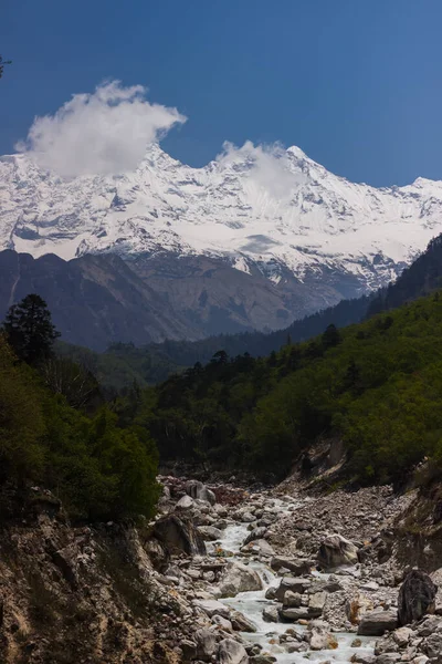 Himalayalar 'ın Manaslu bölgesindeki karlı dağ zirvelerinin manzarası