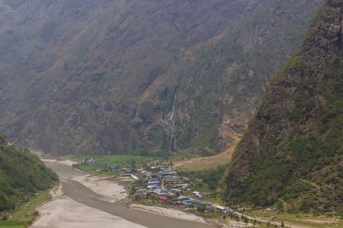 Yamaçtan vadideki köye bak. Himalayalar