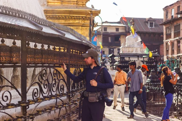 Egy Turista Imakerekeket Pörget Swayambhunath Ban Nepálban — Stock Fotó