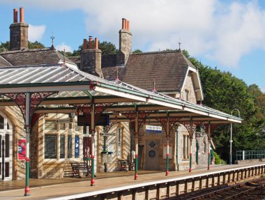 Kumlar üzerinde grange, cumbria, Birleşik Krallık - 16 Eylül 2021: Cumbria 'daki kumlar üzerinde grange' deki tren istasyonu binasının manzarası