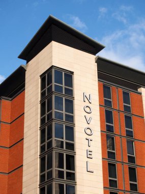 Leeds, Batı Yorkshire, Birleşik Krallık - 25 Ağustos 2021: Leeds 'deki Whitehall Yolu' ndaki bir otel otelinin köşesindeki logo ve pankart.